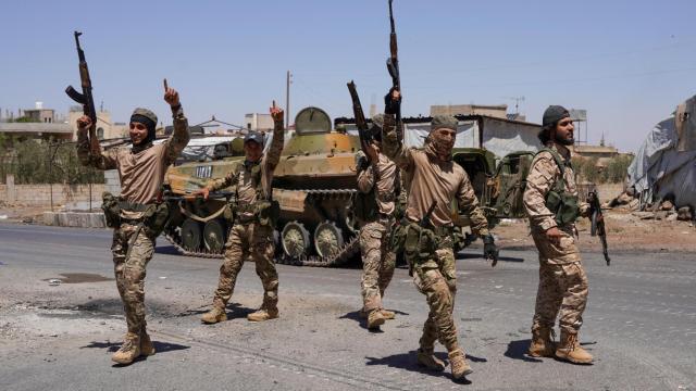 Tropas de las fuerzas de seguridad sirias en una calle de Al Sueida esta semana antes d ela entrada en vigor del alto el fuego.