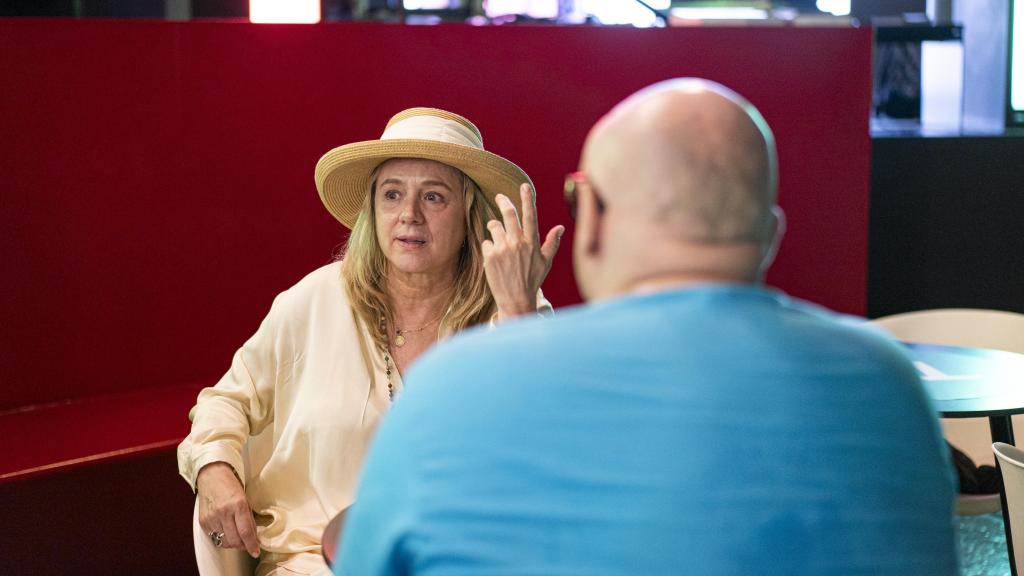 Emma Suárez conversa con el periodista.