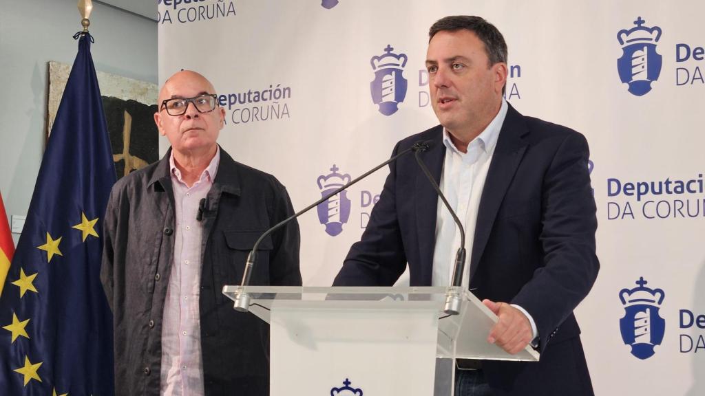 El presidente provincial Valentín González Formoso, y el vicepresidente, Xosé Regueira, en rueda de prensa este viernes.
