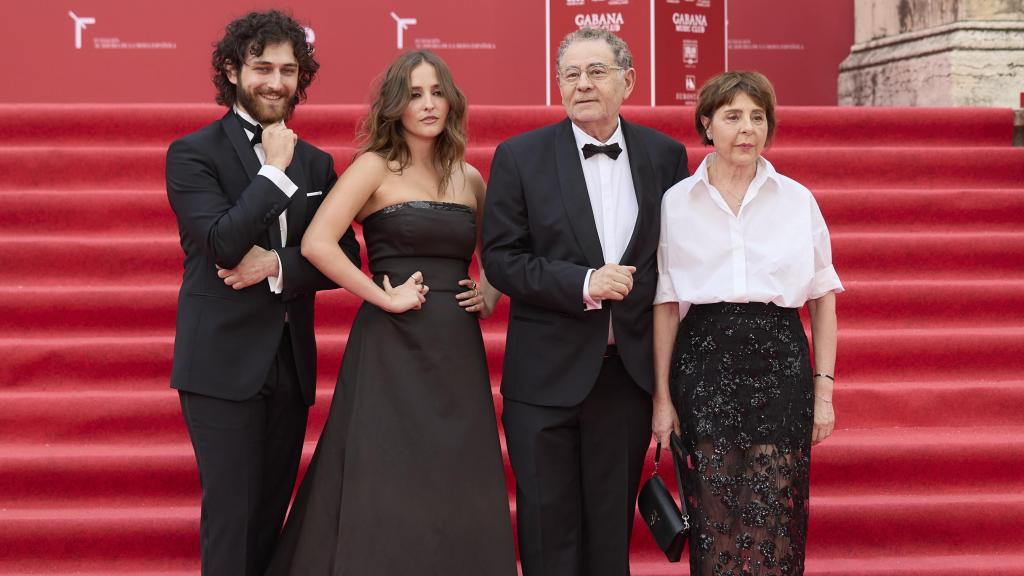 Iago Jover Mariño, director de Innovación de la marca; la cantante Marilia Monzón; Roberto Verino; y María del Valle, responsable de diseño de toda la colección de mujer y esposa del creativo.