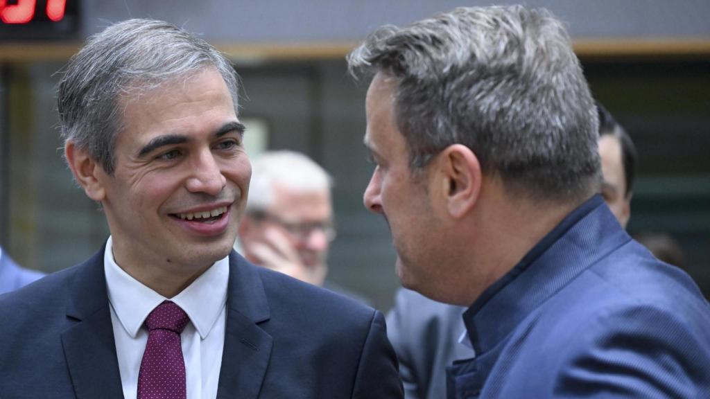 El secretario de Estado para la UE, Fernando Sampedro, conversa con su homólogo luxemburgués, Xavier Bettel, que ha dicho que no es el momento de debatir el reconocimiento del catalán