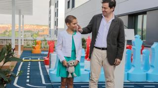 El presidente de la Junta de Castilla y León, Alfonso Fernández Mañueco, junto a la pequeña María Caamaño