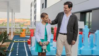 El presidente de la Junta de Castilla y León, Alfonso Fernández Mañueco, junto a la pequeña María Caamaño