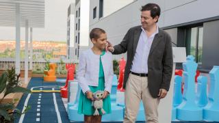 El presidente de la Junta de Castilla y León, Alfonso Fernández Mañueco, junto a la pequeña María Caamaño