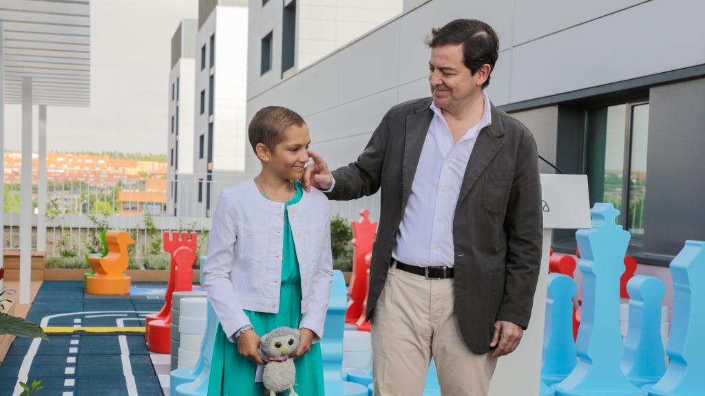 El presidente de la Junta de Castilla y León, Alfonso Fernández Mañueco, junto a la pequeña María Caamaño
