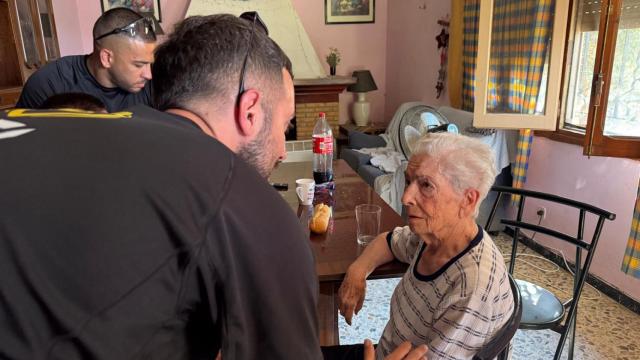 Carmen junto a su nieto en el interior de la vivienda