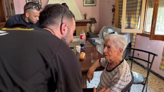 Carmen junto a su nieto en el interior de la vivienda