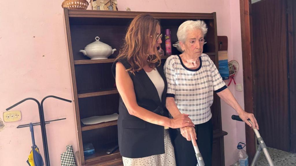 Ana Jarque, la alcaldesa, junto a Carmen