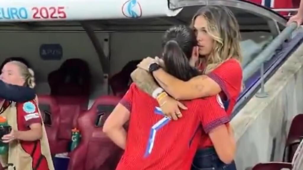 Mapi León abraza a Ingrid Engen.