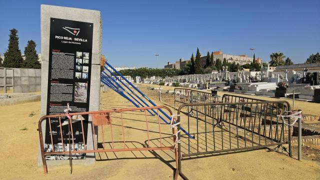 El memorial de Pico Reja, apuntalado por el Ayuntamiento de Sevilla.
