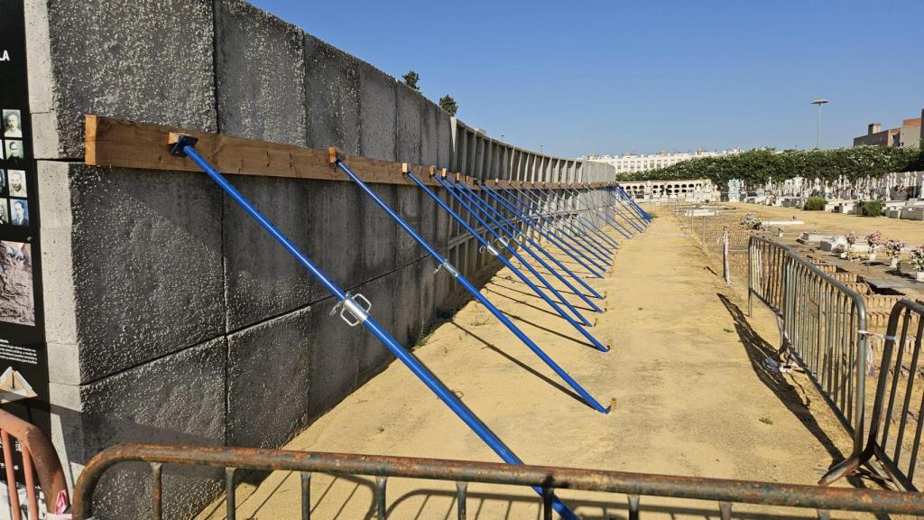 El memorial, apuntalado.