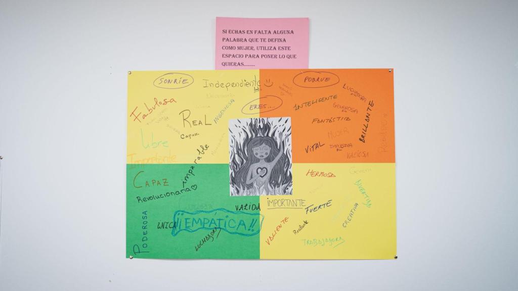 Carteles que forman parte de los talleres psicoeducativos y terapéuticos del centro.