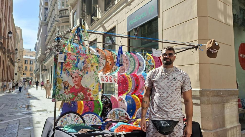 Juan de Dios, tendero en el centro de Málaga.