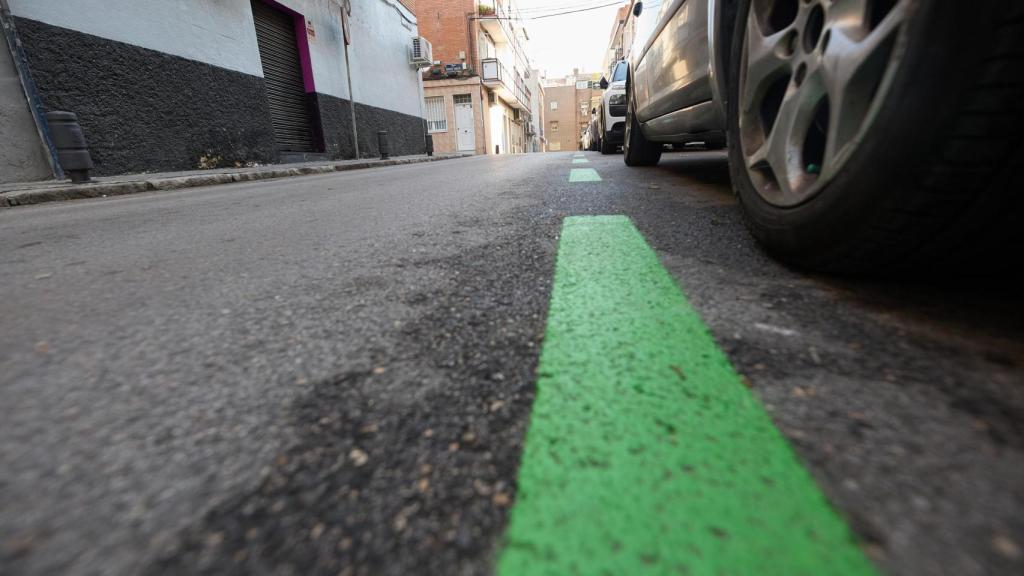 Varios coches aparcados en la zona SER del barrio de Usera