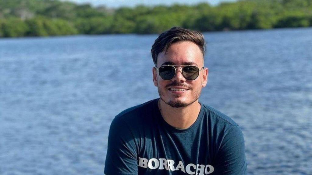 Sandro Castro, en una imagen compartida por él mismo, posa en Cuba con una camiseta en la que se puede leer 'borracho'.