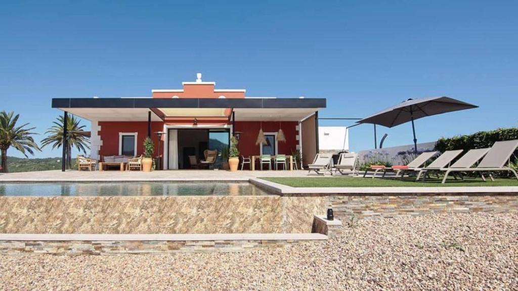 La Finca Rural Bini Aumaia con piscina panorámica.