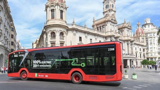 Un autobús de la EMT en el centro de Valencia. AYTO