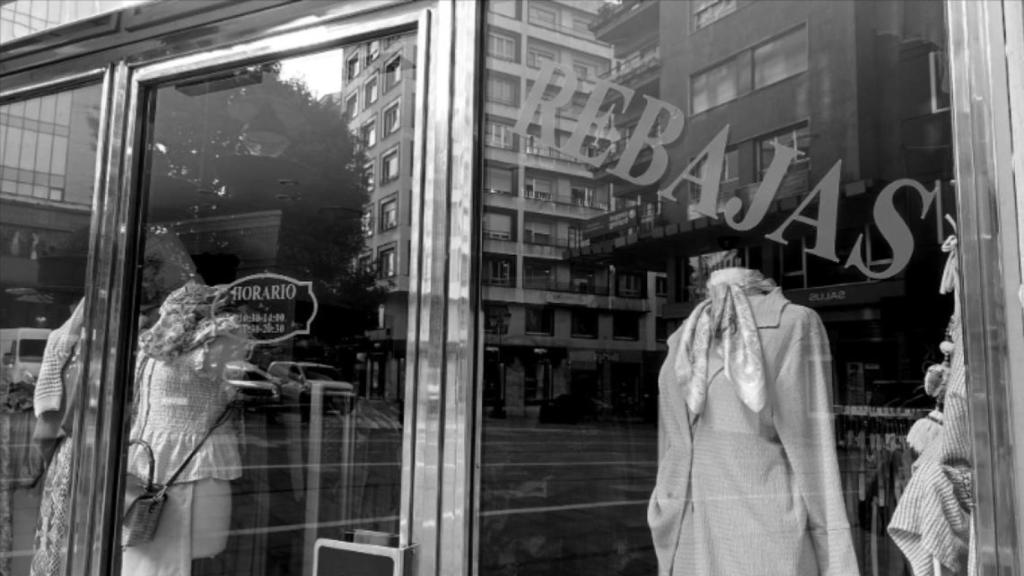 Una tienda de ropa de Oviedo con el cartel de rebajas en julio