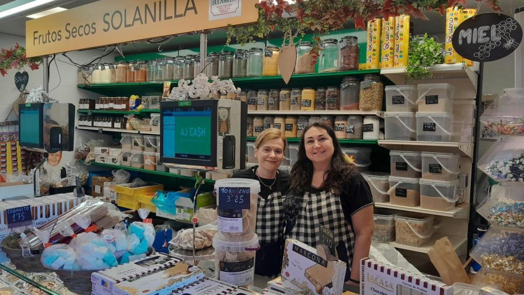 Susana y su compañera en el stand de Frutos Secos Solanilla.