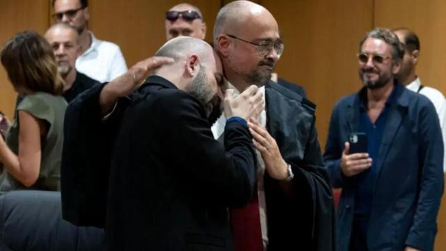 Roberto Saviano, apoyado en su abogado Antonio Nobile.