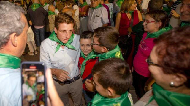 El alcalde de Madrid, José Luis Martínez-Almeida, pregona las fiestas de Tiñosillos (Ávila), junto a su alcalde y presidente de la Diputación, Carlos García