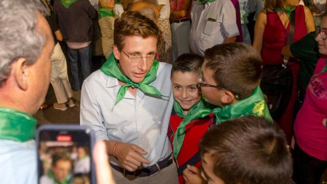 El alcalde de Madrid, José Luis Martínez-Almeida, en las pasadas fiestas de Tiñosillos, en 2023, junto a su alcalde y presidente de la Diputación, Carlos García