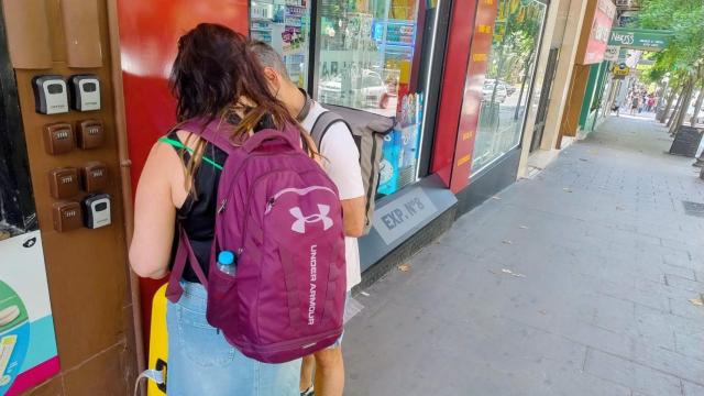 Dos turistas tratan de obtener las llaves del piso turístico de un cajetín en una céntrica calle de Alicante.