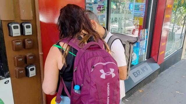 Dos turistas tratan de obtener las llaves del piso turístico de un cajetín en una céntrica calle de Alicante.