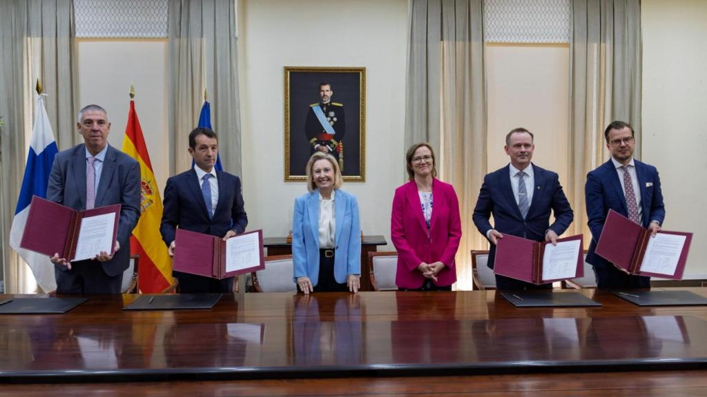 Firma del acuerdo entre Indra y Bittium, con la presencia de Amparo Valcarce, secretaria de Estado de Defensa