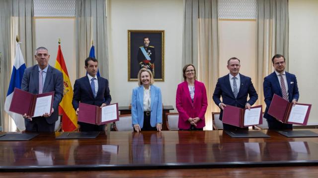 Firma del acuerdo entre Indra y Bittium, con la presencia de Amparo Valcarce, secretaria de Estado de Defensa