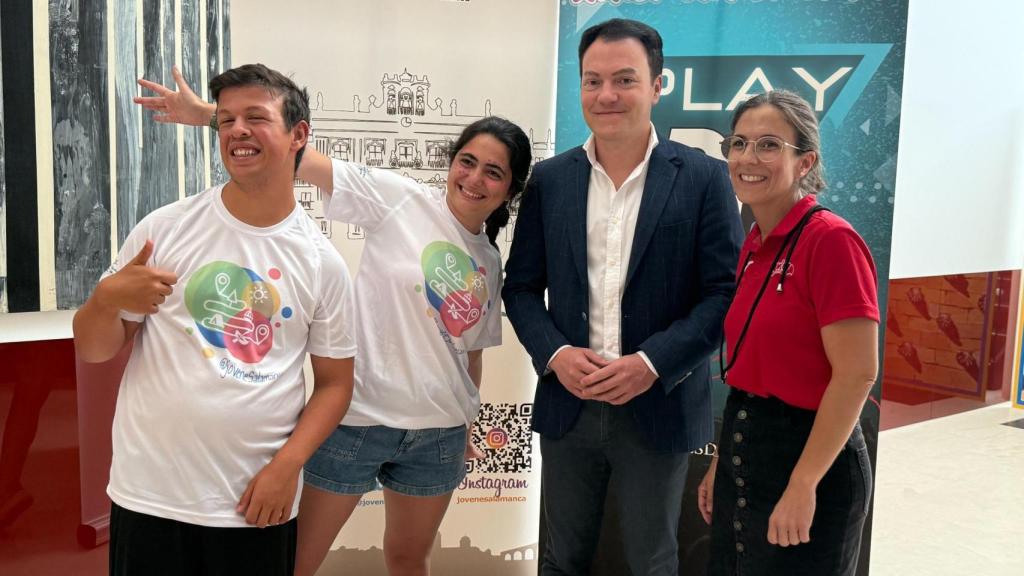 El concejal de Juventud, Pedro Martínez, junto a varios integrantes de AVIVA