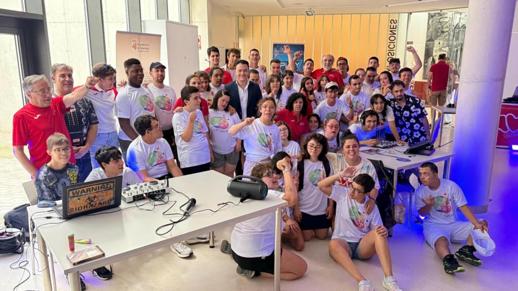 El concejal de Juventud, Pedro Martínez, junto a los integrantes de AVIVA