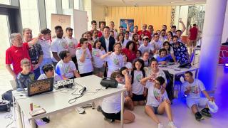 El concejal de Juventud, Pedro Martínez, junto a varios integrantes de AVIVA