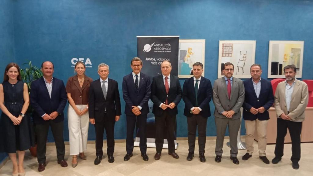 Foto de familia de la presentación del informe.