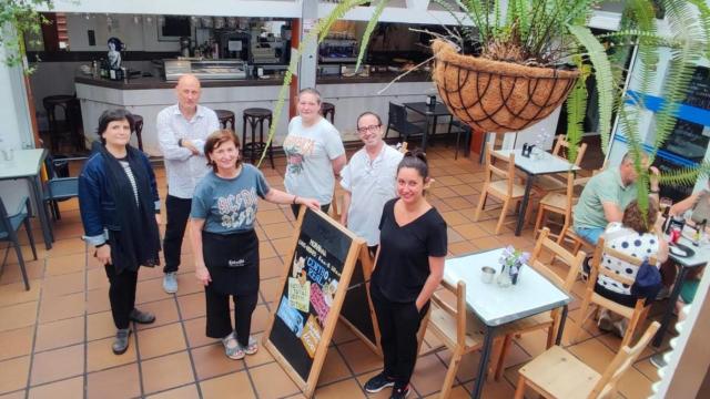 Seis comerciantes de las galerías Centro Real de A Coruña en la cafetería de su interior.