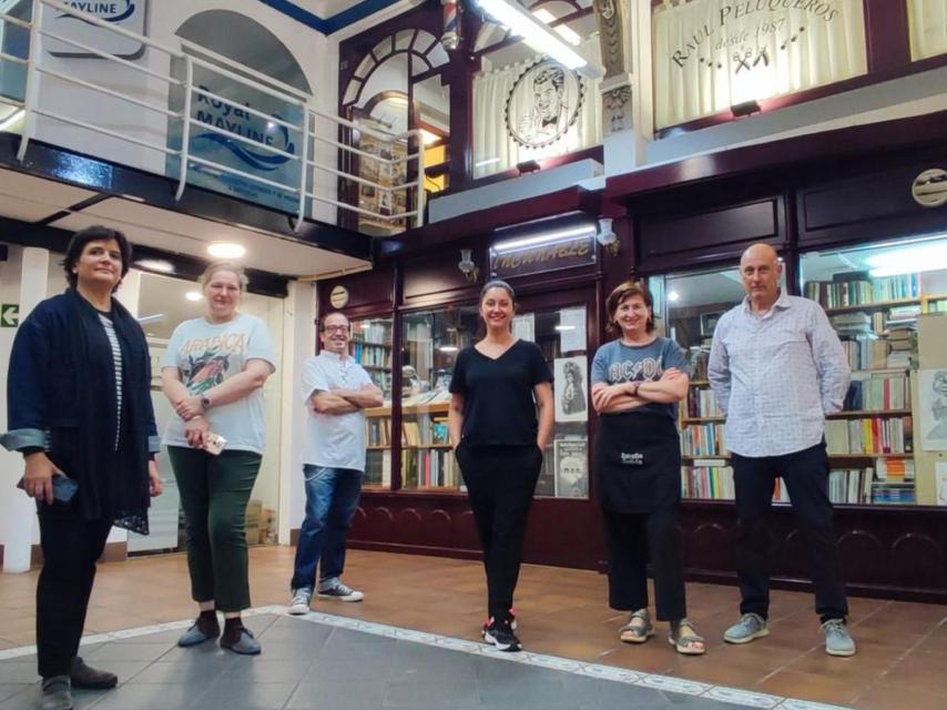 Propietarios de locales de Centro Real delante de la peluquería Raúl y la librería Incunable.