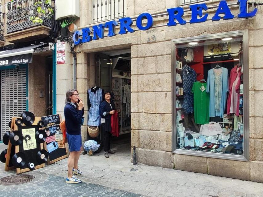 Acceso a Centro Real por la calle Olmos, con la mercería Marta en primer término.