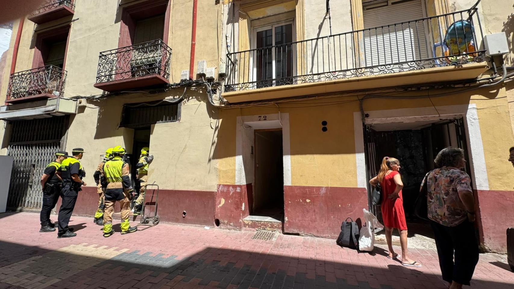 El desalojado de los edificios 72 y 74 de la calle Pignatelli, en Zaragoza, tras detectarse el deterioro de la infraestructura.