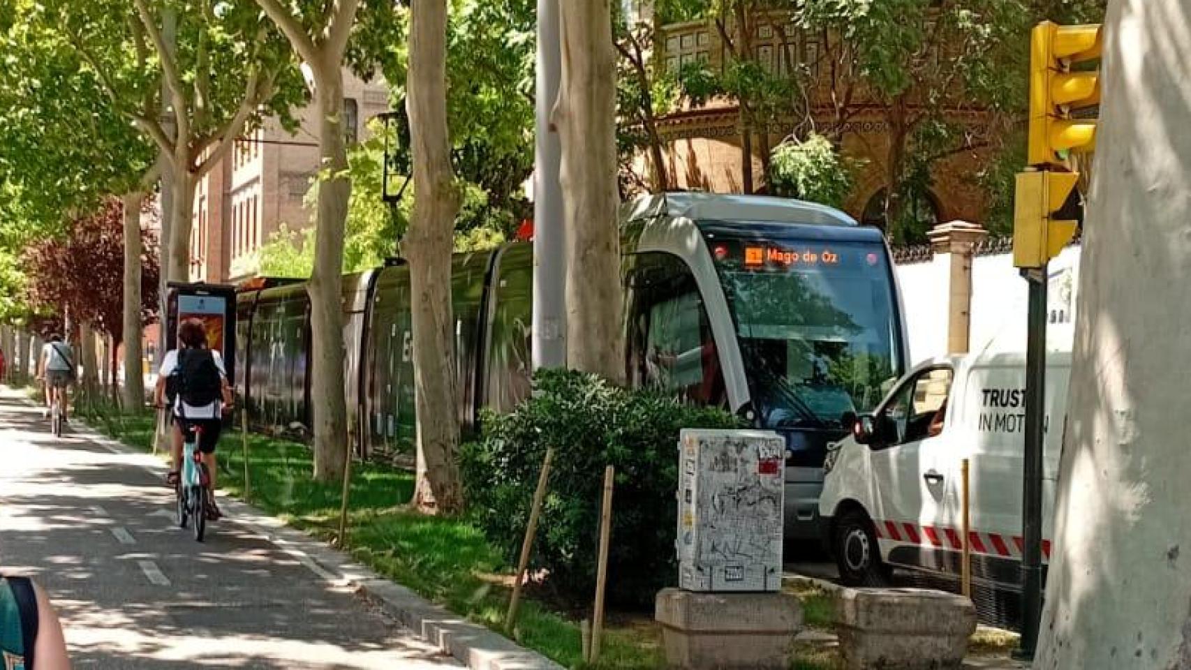 Foto de archivo de un tranvía de Zaragoza parado.