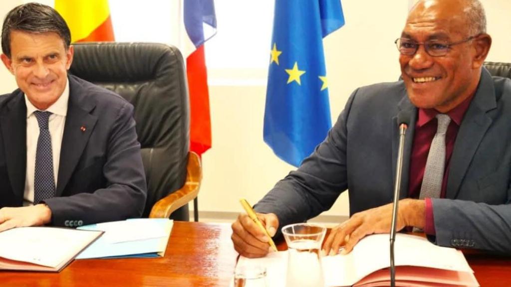 Manuel Valls, ministro de Ultramar, y Alcide Ponga, presidente de Nueva Caledonia.