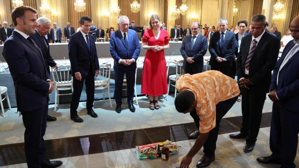 Emmanuel Macron, Manuel Valls y el primer ministro Bayrou, reunidos en el Elíseo con autoridades de Nueva Caledonia.