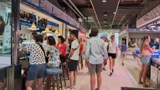 Los comerciantes de Alicante, divididos ante el turismo masivo: Miran, tocan, pero no compran