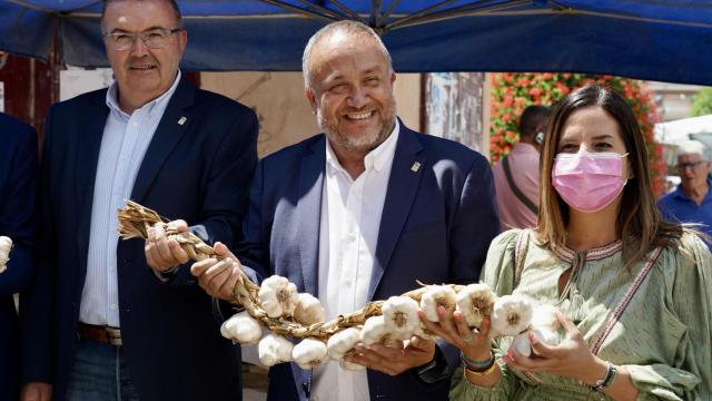 La vicesecretaria general del PSOE de Castilla y León, Nuria Rubio, recorre los puestos de la Feria del Ajo de Santa Marina del Rey (León) junto a compañeros del partido