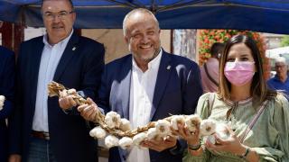 La vicesecretaria general del PSOE de Castilla y León, Nuria Rubio, recorre los puestos de la Feria del Ajo de Santa Marina del Rey (León), junto al delegado del Gobierno, Nicanor Sen; el presidente de la diputación, Gerardo Álvarez Courel; el delegado territorial de la Junta, Eduardo Diego y el secretario provincial del PSOE, Javiel Alfonso Cendón, entre otras autoridades