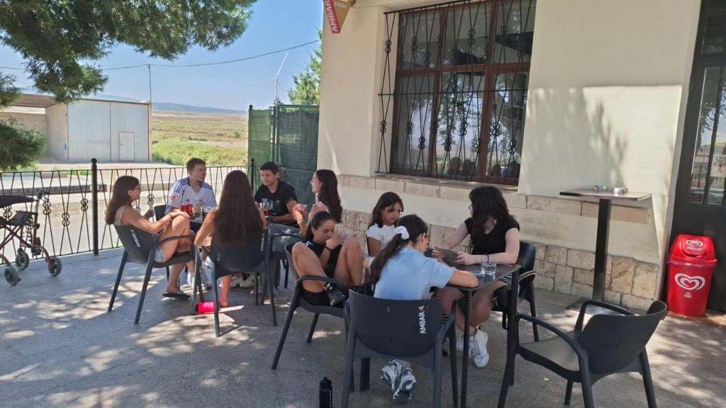 Jóvenes del pueblo en la terraza del bar.