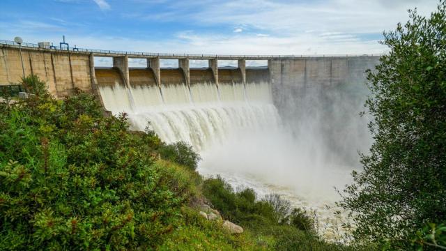 Embalse de Melonares, en Sevilla, suelta agua esta pasada primavera.