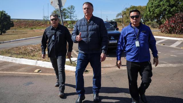 El expresidente de Brasil, Jair Bolsonaro, a su llegada a la sede de la Secretaría de Estado de Administración Penitenciaria en Brasilia para que le coloquen la tobillera electrónica.