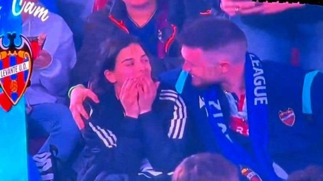 Imagen de la 'Kiss Cam' del Ciutat de Valencia. EE