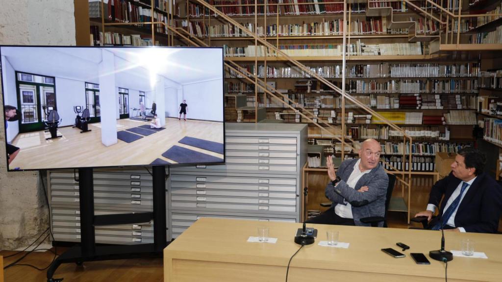 El alcalde de Valladolid, Jesús Julio Carnero, y el portavoz y consejero de Economía y Hacienda de la Junta, Carlos Fernández Carriedo, durante la presentación del nuevo Centro de Vida Activa
