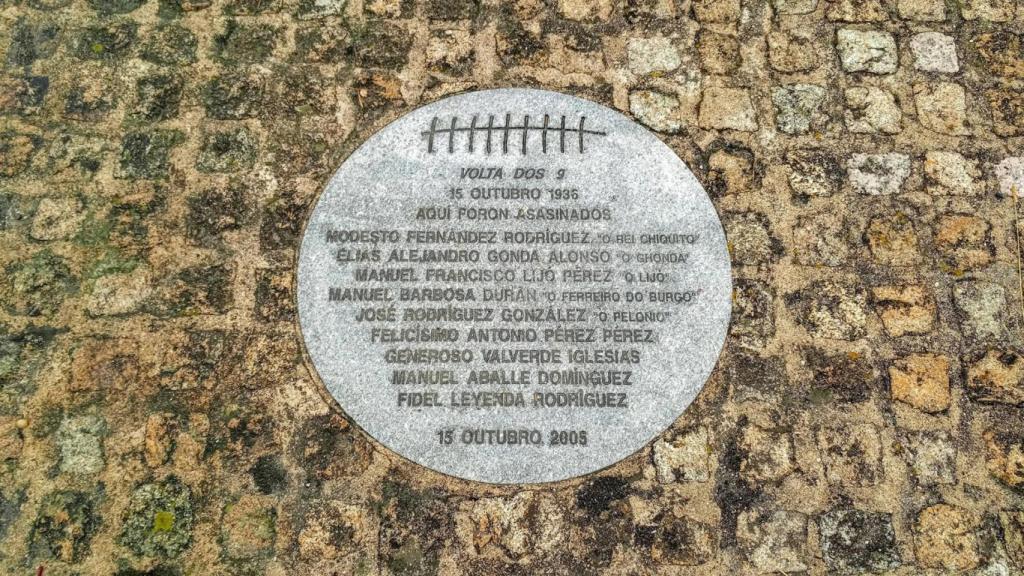 Placa conmemorativa en memoria de los asesinados en A Volta dos nove. https://mindtrip.ai
